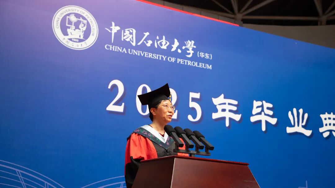 20250622 学位授予仪式教师代表范秋芳-周美泽摄-14.jpg