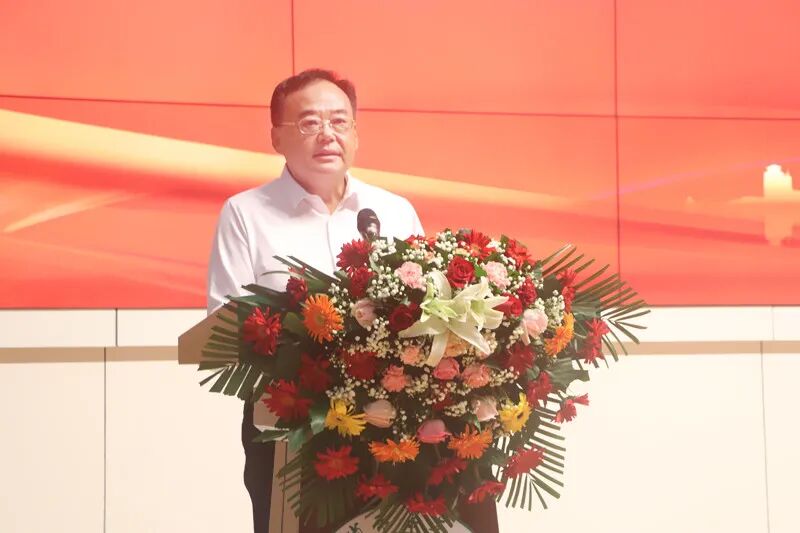 校党总支书记,校长,寿县中学理事长王文永首先代表学校对圆满完成学业