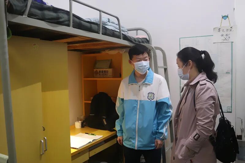 留守志愿者王文芳老师的一天 - 寿县第一中学