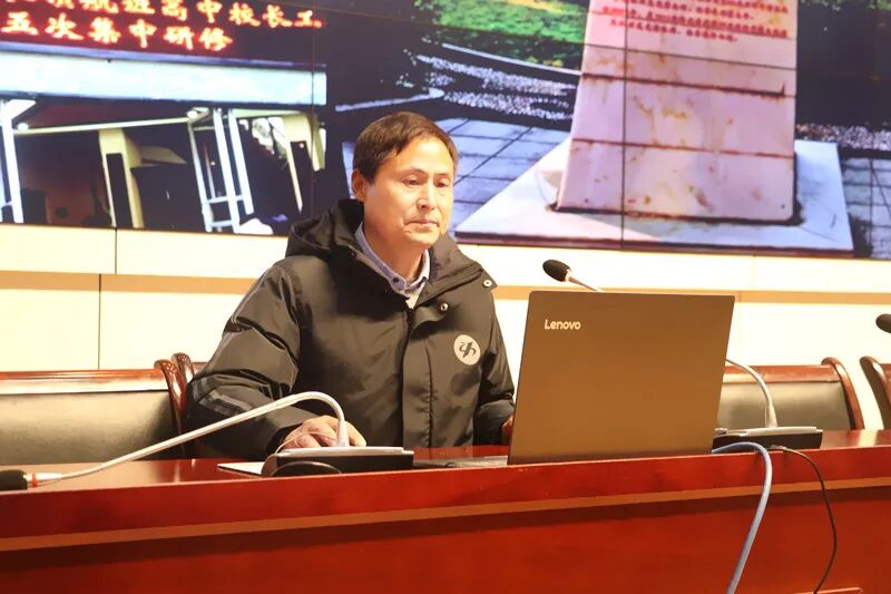 尚西中老师介绍了湖南师大附中新高考背景下的选课走班,生涯规划指导