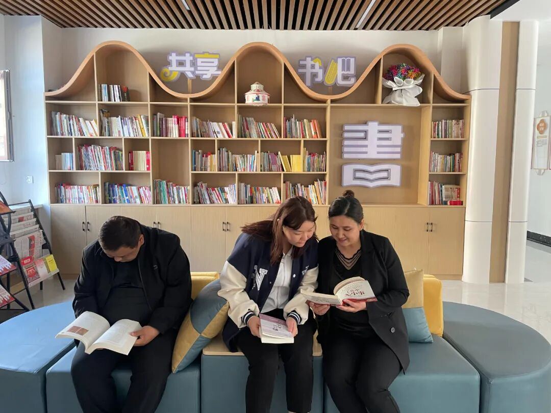 社区书屋居民家门口的充电好去处