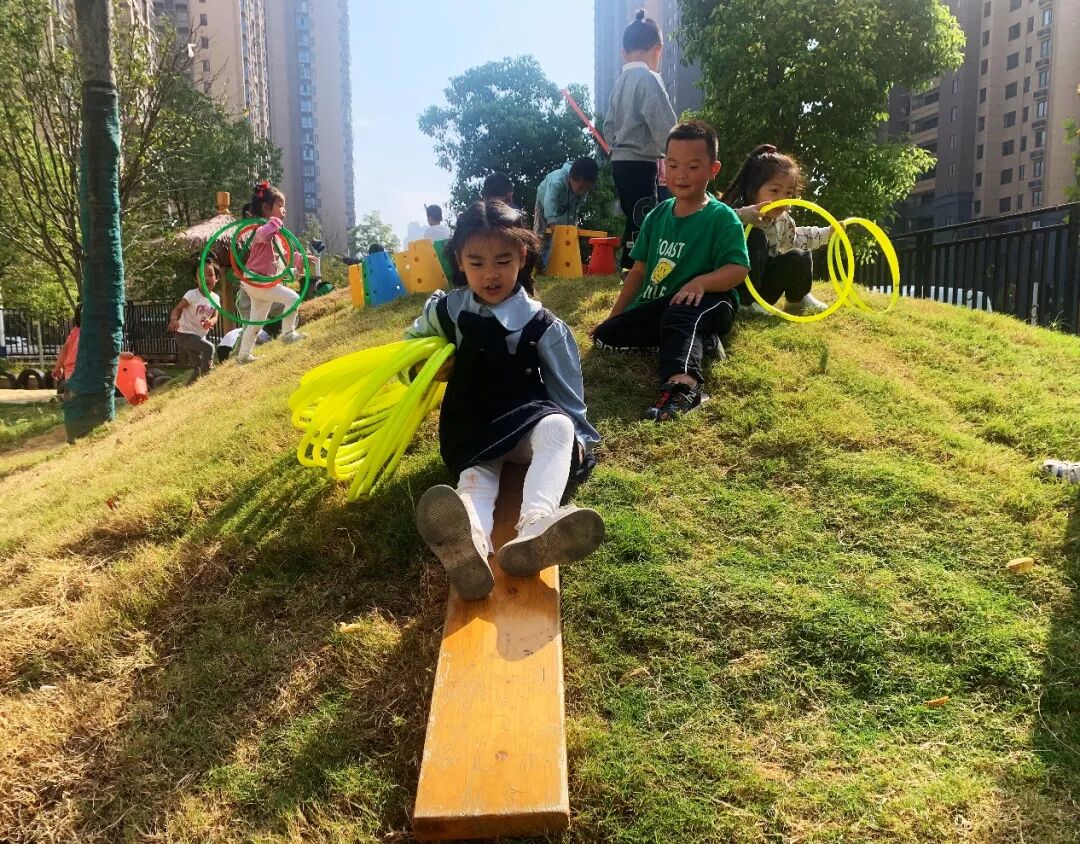 在户外体育活动中设计了幼儿园里的坡坡特色课,通过山坡保龄球