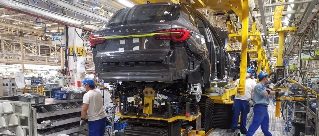 上汽临港工厂启动双班生产压力测试，达闼机器人恢复60%产能……上海制造业企业加速复工复产