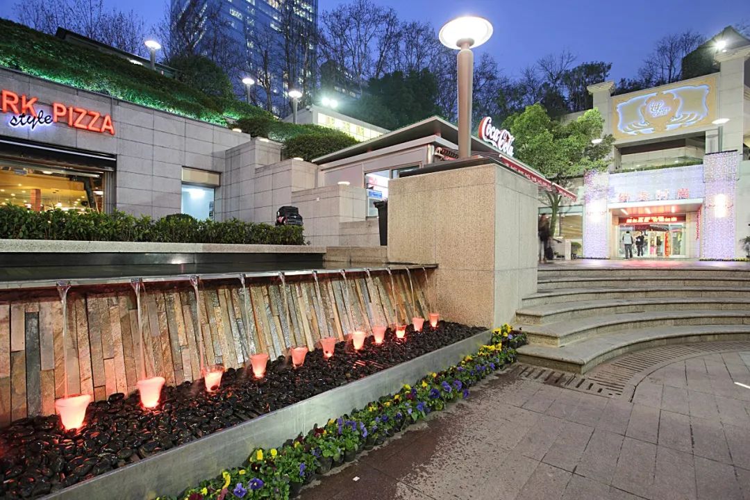 就在静安寺对面1999年建成的这个下沉式广场今天重装回归苹果本周四