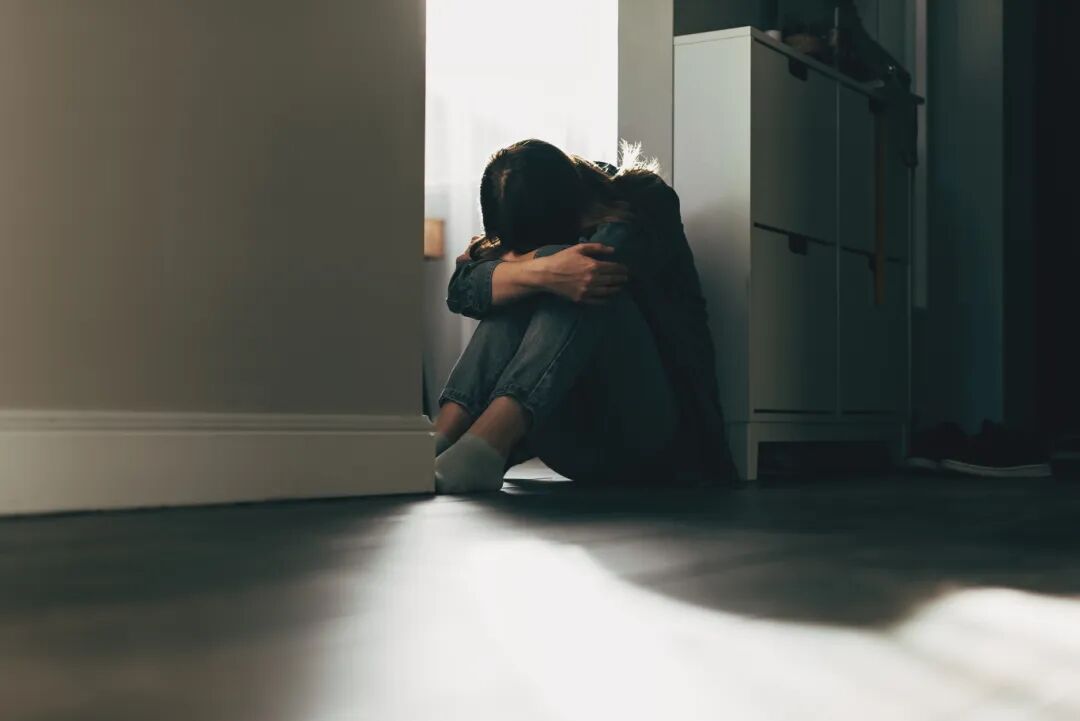 女孩发现男友已婚已育，饮酒轻生,18岁女孩发现男友已婚后崩溃，与5人饮酒后跳江溺亡，..