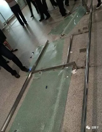 上海虹桥机场玻璃被追星粉丝挤碎，公安部微博发声（视频/组图） - 13