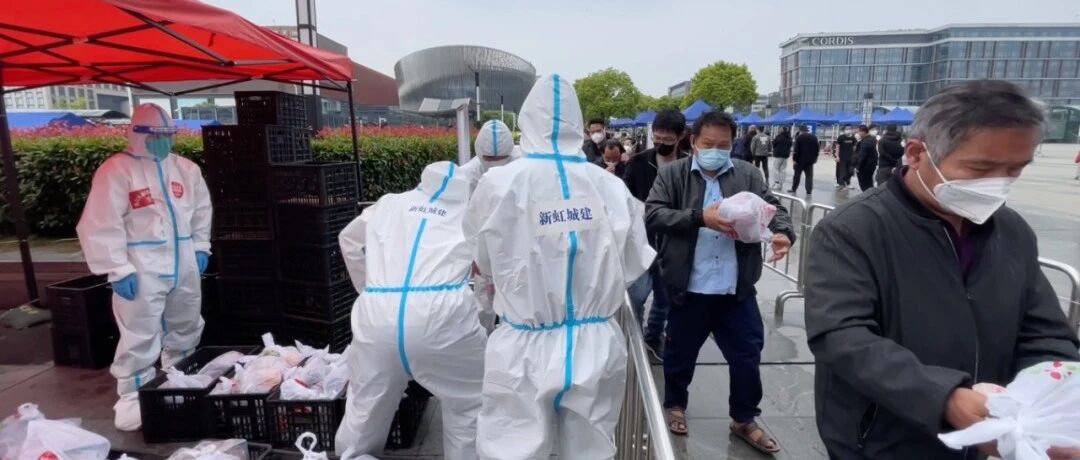 虹桥火车站外滞留旅客情况如何？记者实地采访，共有三类安置点，爱心物资有序发放……