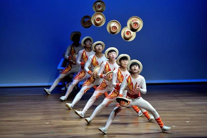 空竹,顶花坛,蹬技,大武术,耍猴训狗等杂技表演,让广大游客真正感受