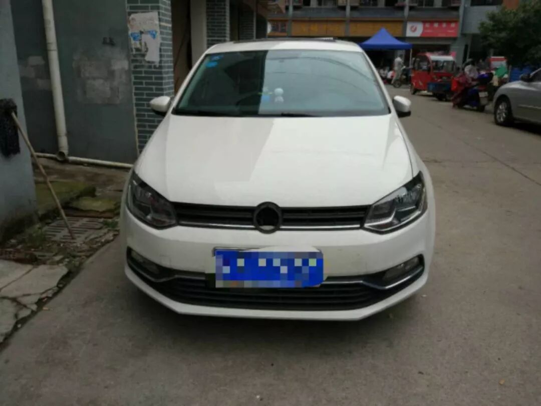 抠个大众的车标能干啥子？就有人喜欢抠车标 警察这么说