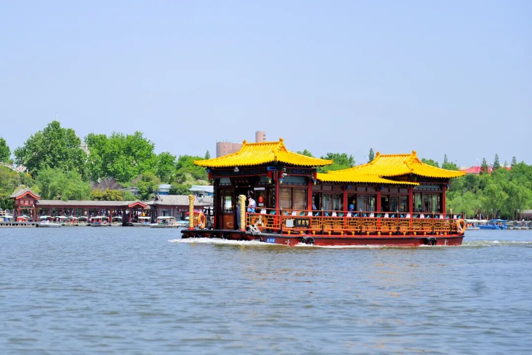 目前,护城河游船,大明湖游船,大明湖豪华游舫,大明湖电瓶观光游览船