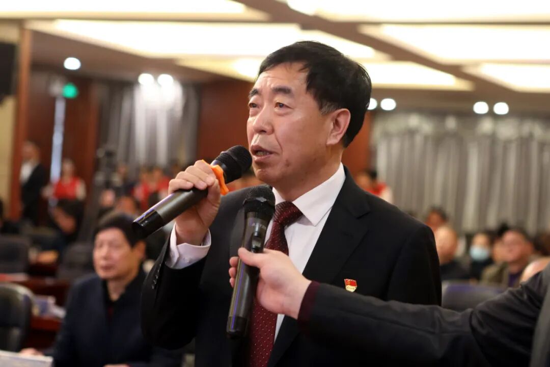 冯庆山代表学院全体师生向我院冬奥帮扶团队辛勤的工作表示感谢与肯定