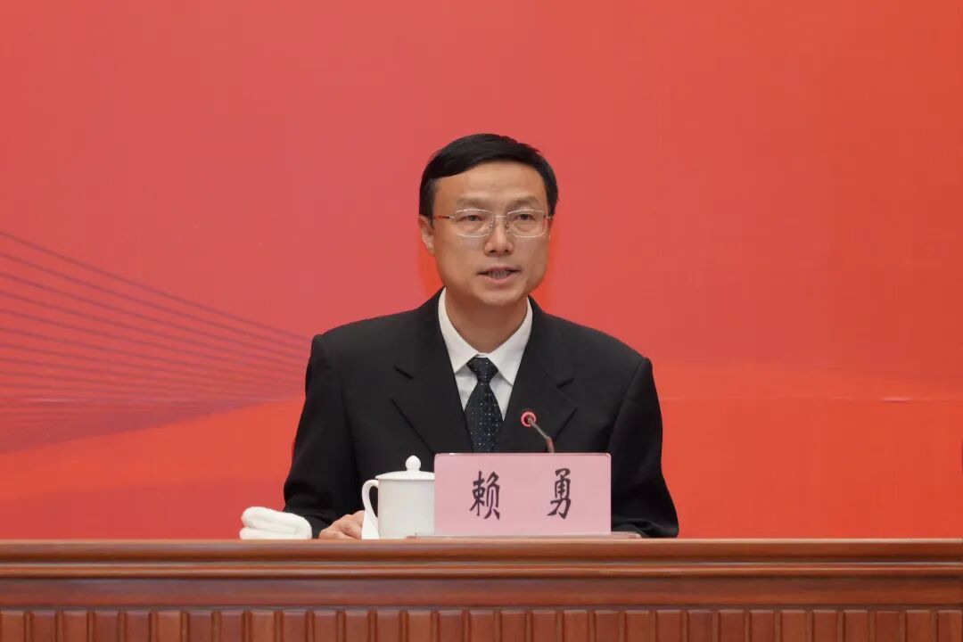 普洱市委书记李庆元作新闻发布;云南省政府新闻办专职副主任赖勇主持.