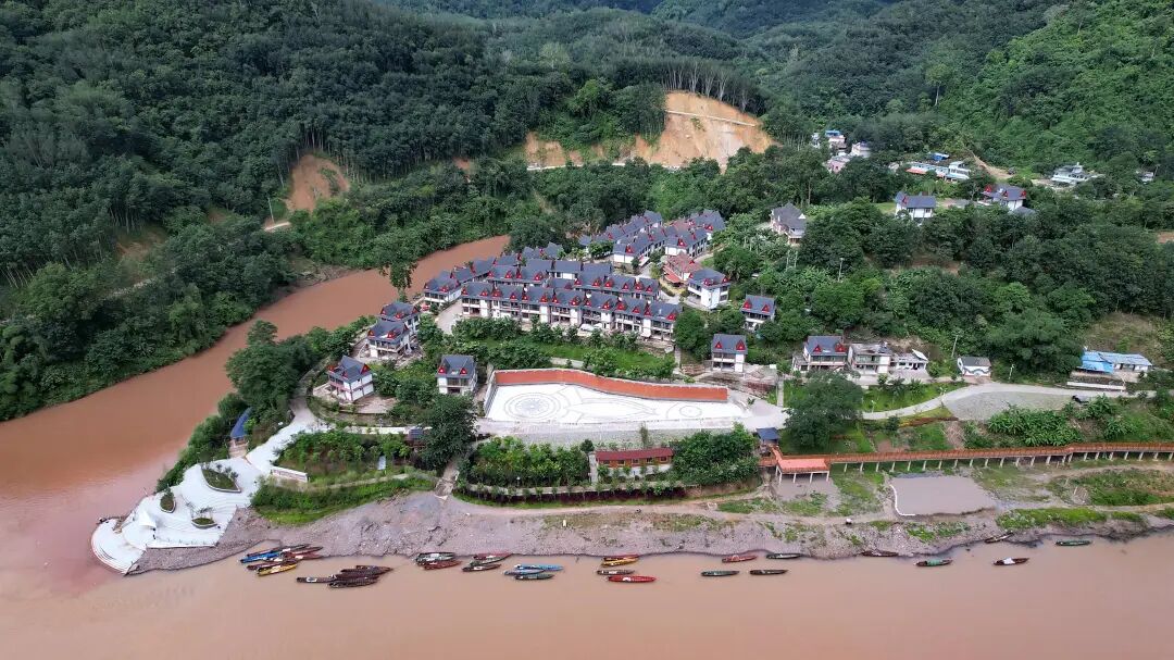 普洱江城牛饮三江象往生活