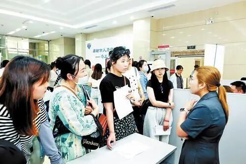 5月30日，在廊坊市人力资源市场举行的“宝妈岗”专场招聘会上，一家企业招聘人员为求职者提供咨询。 丁金影摄