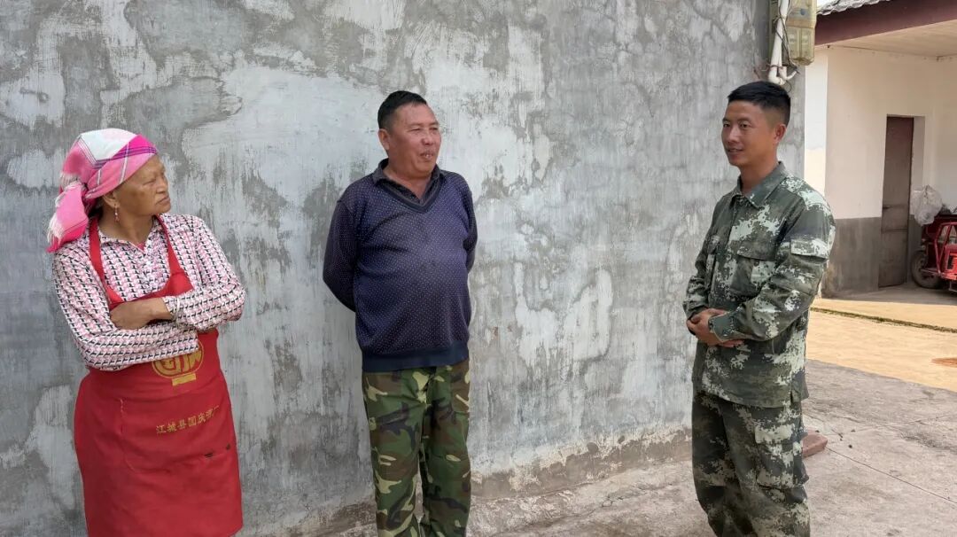 网格员 邓荣生.jpg