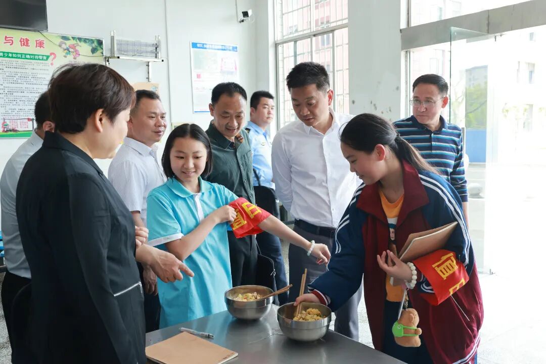 君山区陈淼在岳西中学讲授思政课并调研督导岳西中学改扩建项目食品