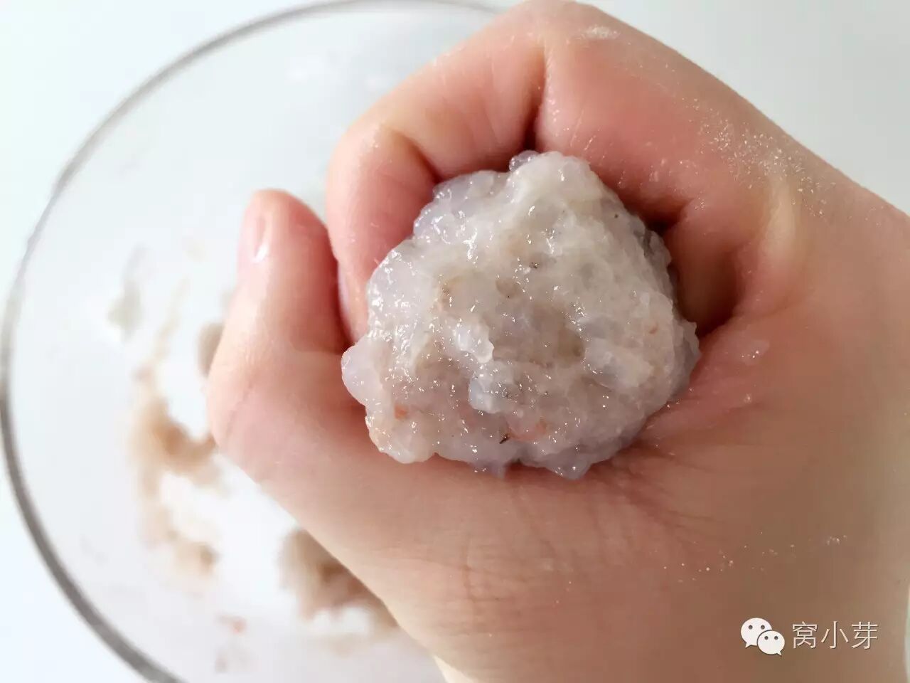 ps:也可以用搅拌机哈,搅拌出虾胶,越碎越好,做出来的虾球不仅好看还带
