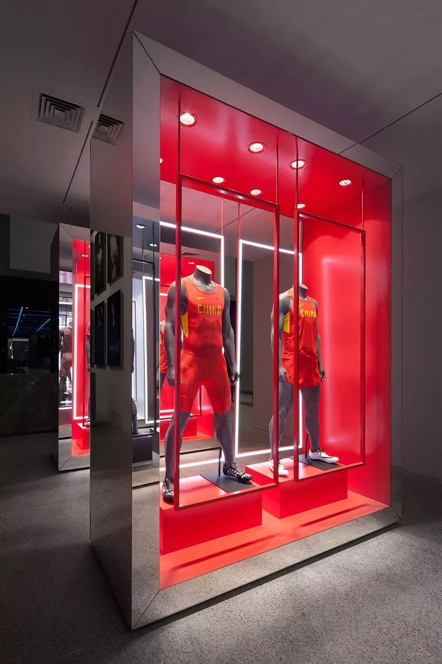 镜面反射展柜呈现着来自中,英,美,肯尼亚以及德国的国家队田径运动服