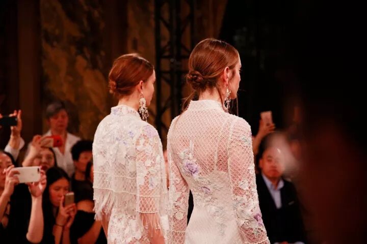 巴黎歌剧院的雕梁画栋遇上盖娅传说的飞针走线，原来美可以穿越时间和空间和你在巴黎相遇！