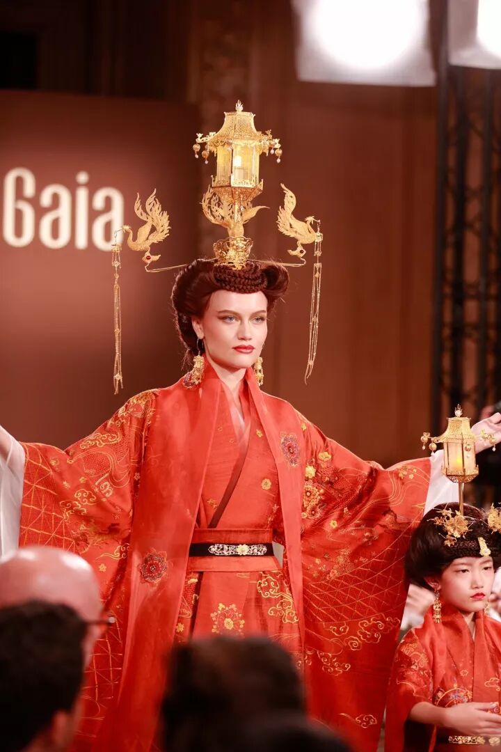 巴黎歌剧院的雕梁画栋遇上盖娅传说的飞针走线，原来美可以穿越时间和空间和你在巴黎相遇！