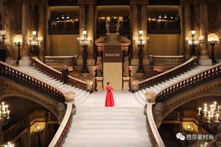 巴黎歌剧院的雕梁画栋遇上盖娅传说的飞针走线，原来美可以穿越时间和空间和你在巴黎相遇！