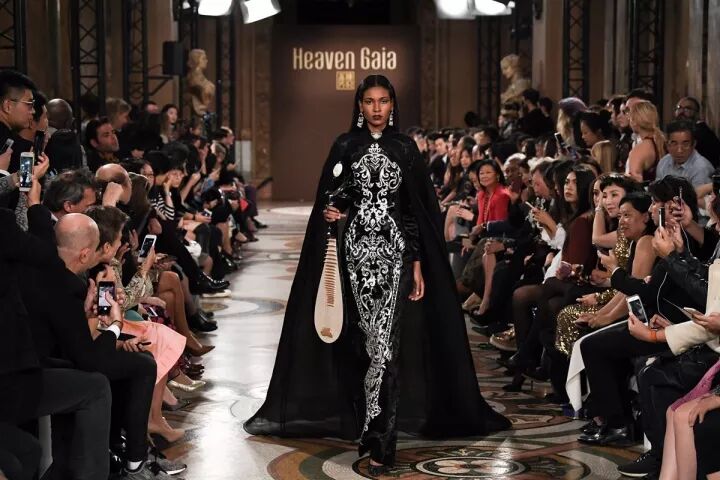 巴黎歌剧院的雕梁画栋遇上盖娅传说的飞针走线，原来美可以穿越时间和空间和你在巴黎相遇！