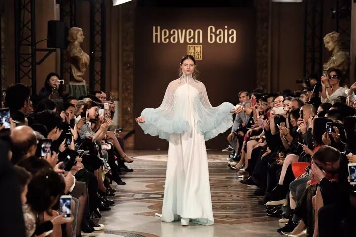 巴黎歌剧院的雕梁画栋遇上盖娅传说的飞针走线，原来美可以穿越时间和空间和你在巴黎相遇！