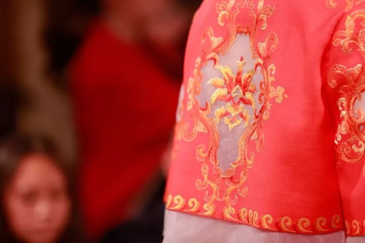 巴黎歌剧院的雕梁画栋遇上盖娅传说的飞针走线，原来美可以穿越时间和空间和你在巴黎相遇！