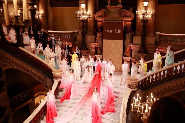 巴黎歌剧院的雕梁画栋遇上盖娅传说的飞针走线，原来美可以穿越时间和空间和你在巴黎相遇！