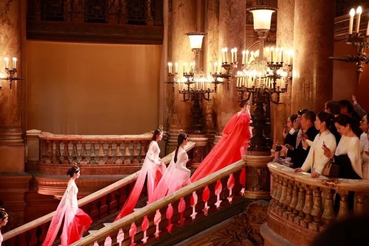 巴黎歌剧院的雕梁画栋遇上盖娅传说的飞针走线，原来美可以穿越时间和空间和你在巴黎相遇！