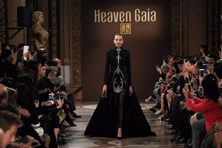 巴黎歌剧院的雕梁画栋遇上盖娅传说的飞针走线，原来美可以穿越时间和空间和你在巴黎相遇！