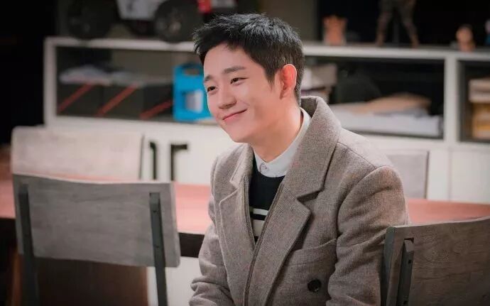 她还被称为是韩国"国民老公收割机"还和李敏镐一起演了电视剧《个人