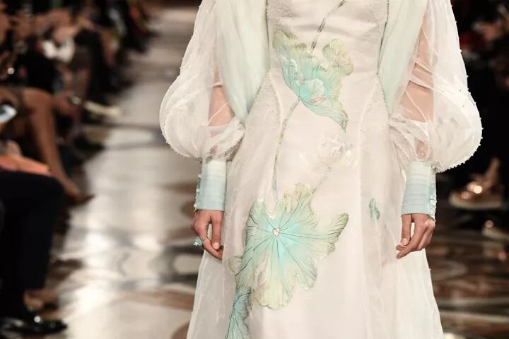 巴黎歌剧院的雕梁画栋遇上盖娅传说的飞针走线，原来美可以穿越时间和空间和你在巴黎相遇！