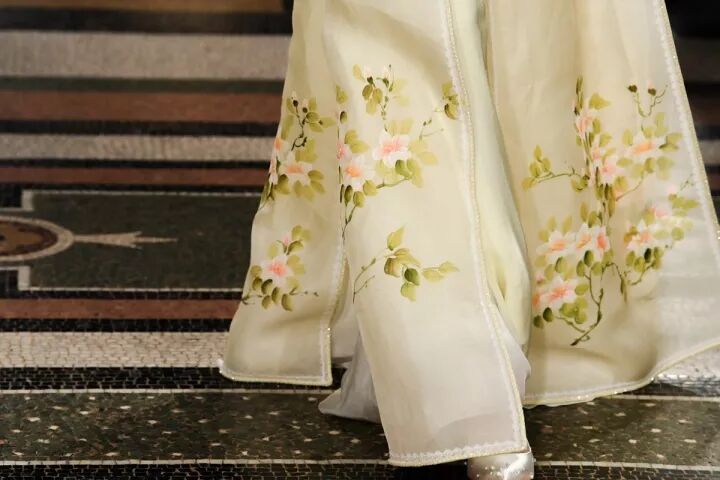 巴黎歌剧院的雕梁画栋遇上盖娅传说的飞针走线，原来美可以穿越时间和空间和你在巴黎相遇！