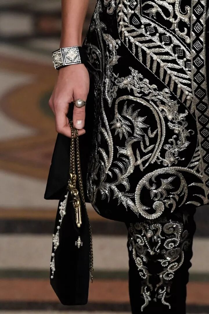 巴黎歌剧院的雕梁画栋遇上盖娅传说的飞针走线，原来美可以穿越时间和空间和你在巴黎相遇！