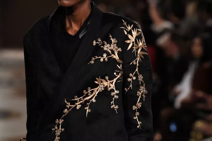 巴黎歌剧院的雕梁画栋遇上盖娅传说的飞针走线，原来美可以穿越时间和空间和你在巴黎相遇！