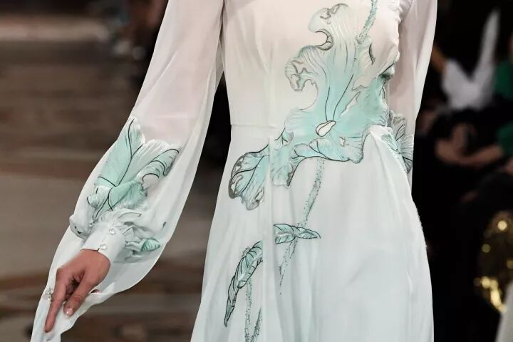 巴黎歌剧院的雕梁画栋遇上盖娅传说的飞针走线，原来美可以穿越时间和空间和你在巴黎相遇！