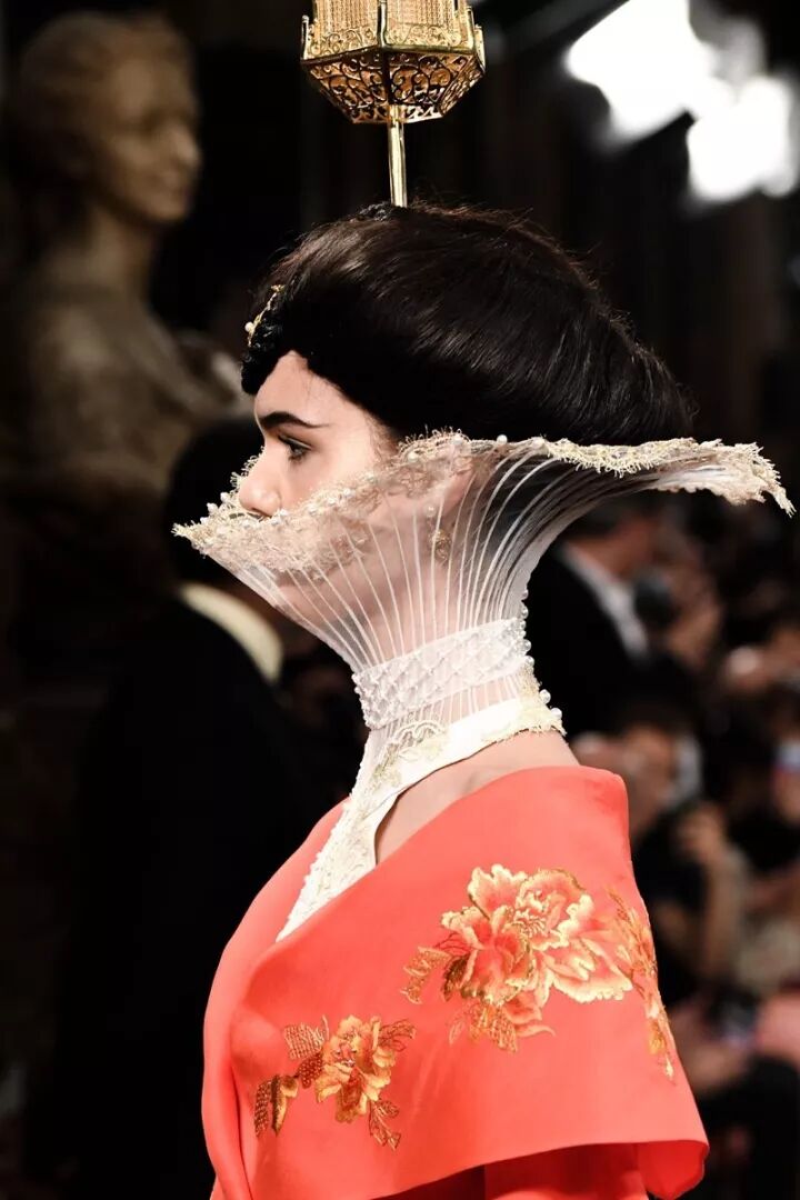 巴黎歌剧院的雕梁画栋遇上盖娅传说的飞针走线，原来美可以穿越时间和空间和你在巴黎相遇！