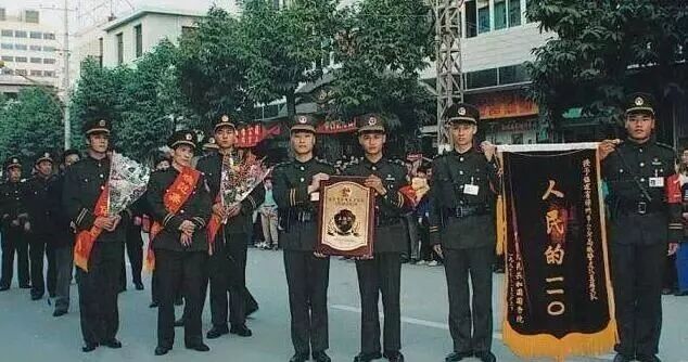 中国警察非常经典的95式警服 2001年 为何会迅速退役 友谊哈 微信公众号文章阅读 Wemp
