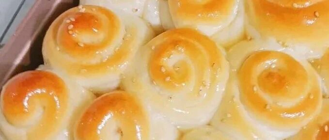 2分钟学会！教你做脆底蜂蜜小面包，松软又拉丝，连吃3天都不腻！