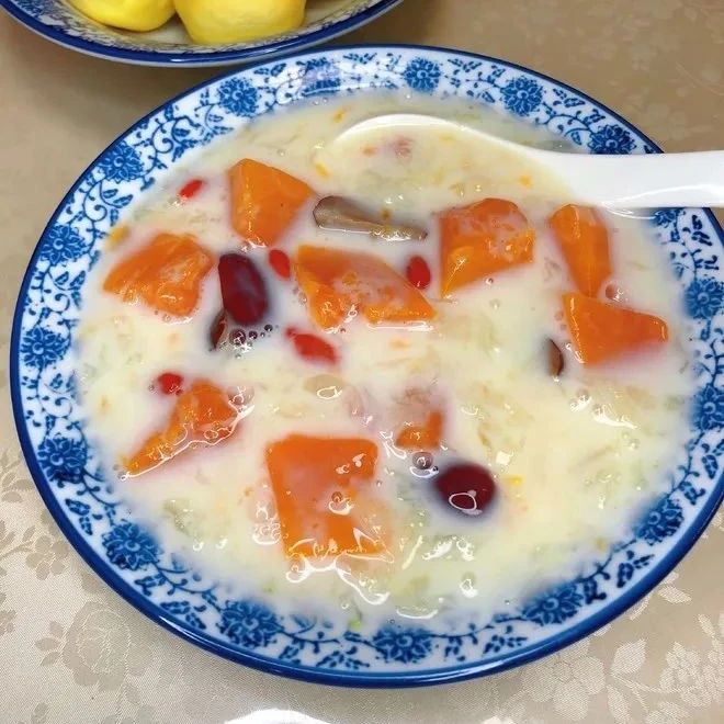 美容养颜的木瓜银耳炖牛奶，她们都说喝一碗抵得上80张面膜！