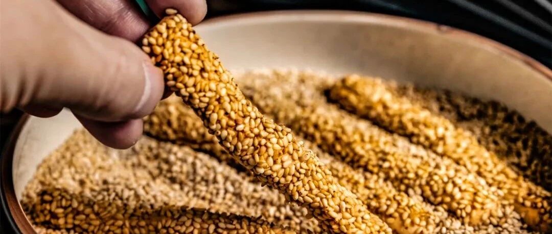 一碗面粉一把芝麻，不加水不用炸！根根酥脆愈嚼愈香！1分钟学会！