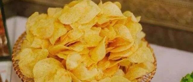 过年必备零食薯片，只需三个步骤，薯片又香又脆，学会以后再也没买过！！