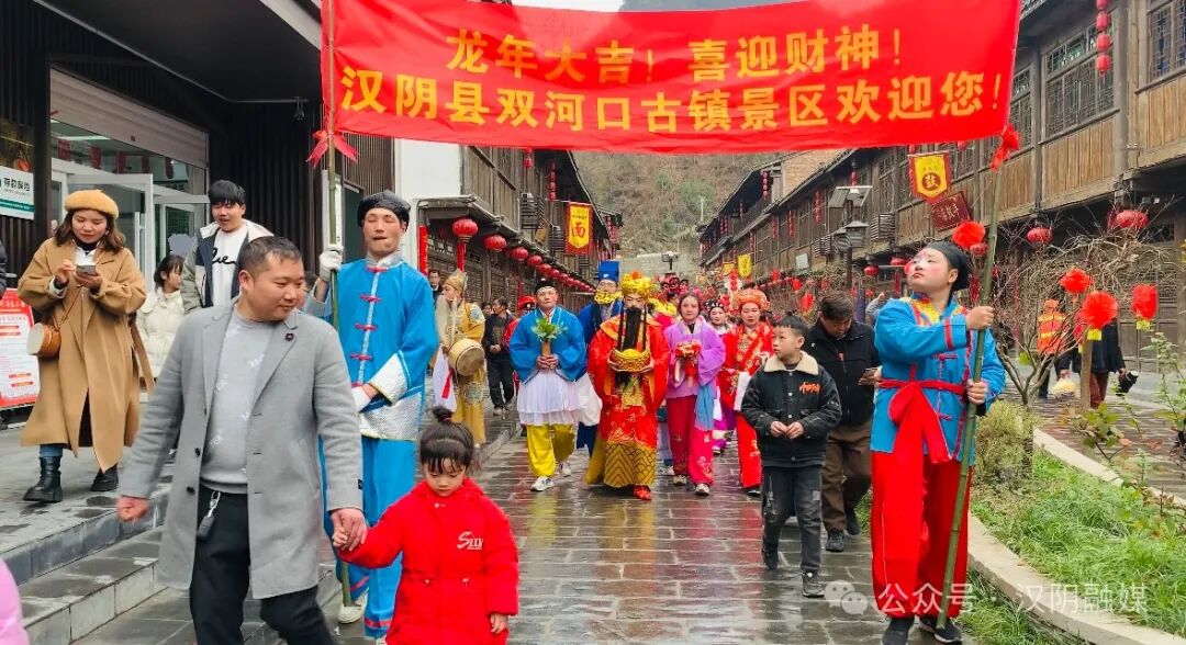 摆摊骗子元卷走抽奖数千