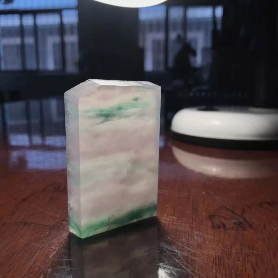 男子不听劝入手的翡翠原石，竟切出罕见冰种“春带彩”真是意想不