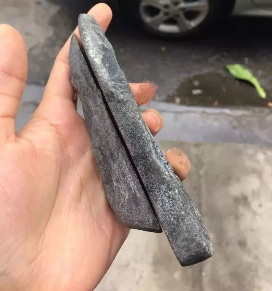 运气好的让人羡慕！9000拿下的翡翠原石，居然切出极品雪花棉