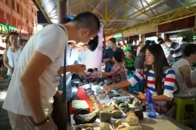 以两百元选购的翡翠原石都快要被小伙丢掉，竟还雕出了一条龙？