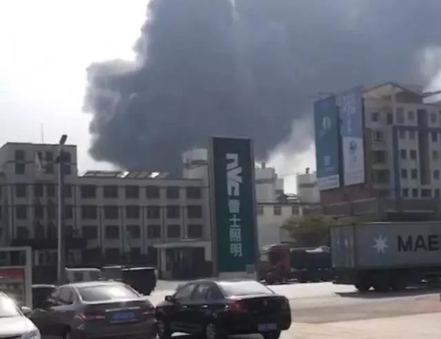 「10年大连火灾」位于甘井子区的辽宁省大连市再次发生严重火灾 这一幕可以形容为黑烟滚滚！
