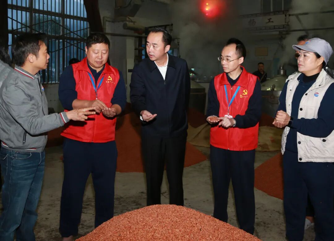 高卫东了解润粮情况来到制酒八车间和制酒十五车间,高卫东认真查看