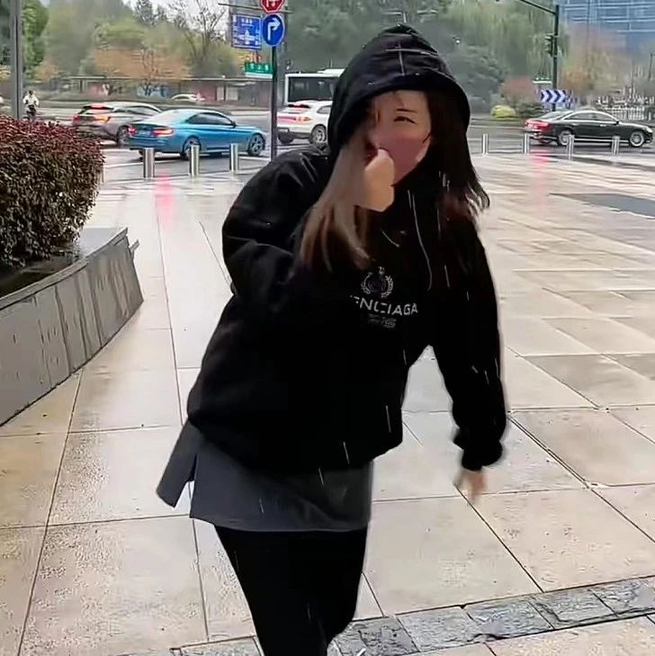 TVB女星麦家琪杭州过冬!迎第一场雪太兴奋,街上转圈跳起直呼好漂亮
